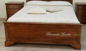 Letto classico matrimoniale in legno massiccio con pannello testiera imbottito in vera pelle